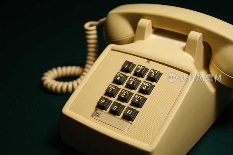 70 / 80年代的按钮电话在绿色